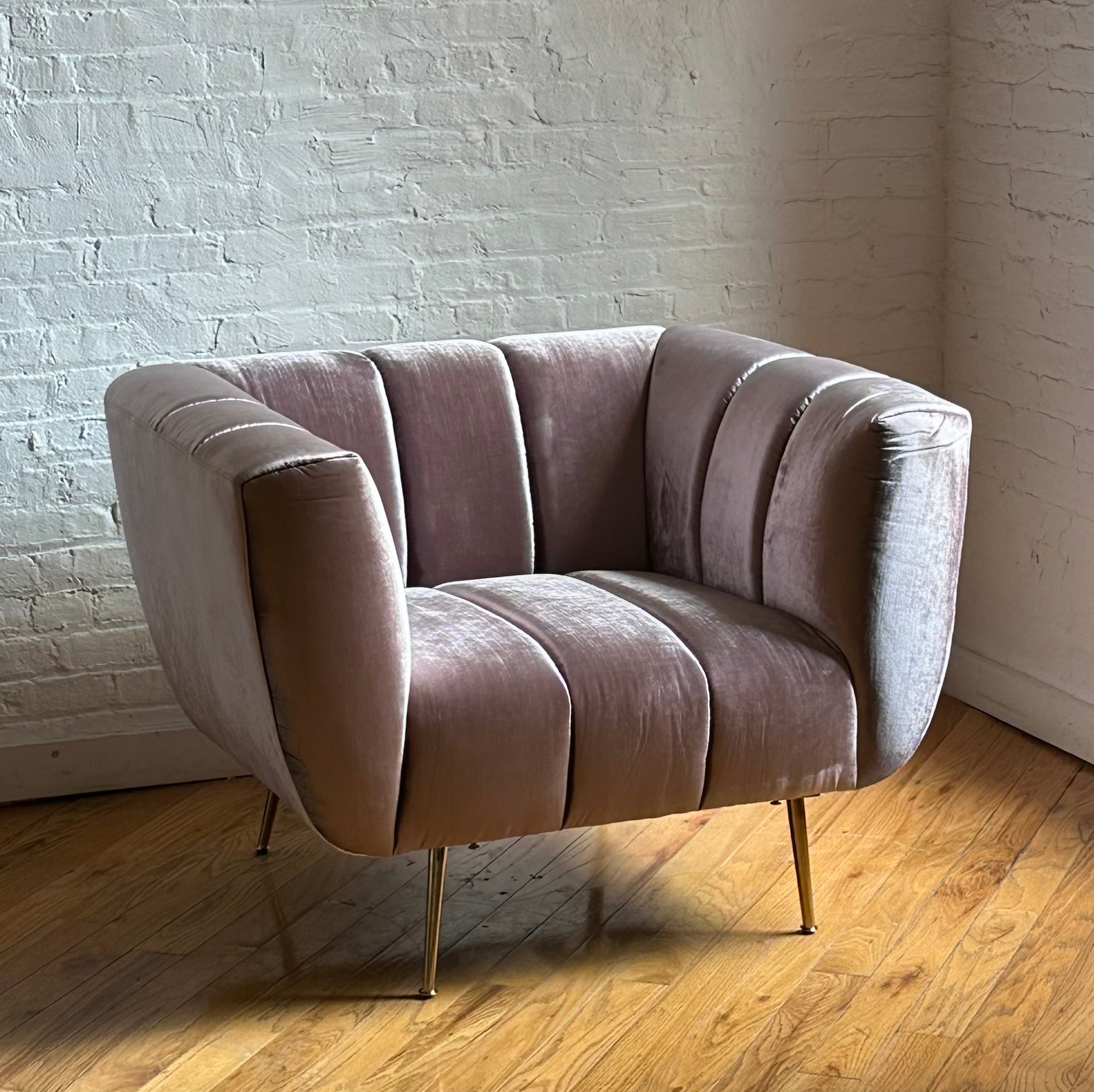 Modern accent chair in pink velvet